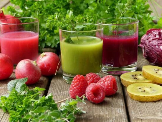 gesunde smoothies aus Grünzeug und Früchten