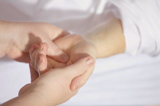 Massagen-heilsame Berührungen -handmassage
